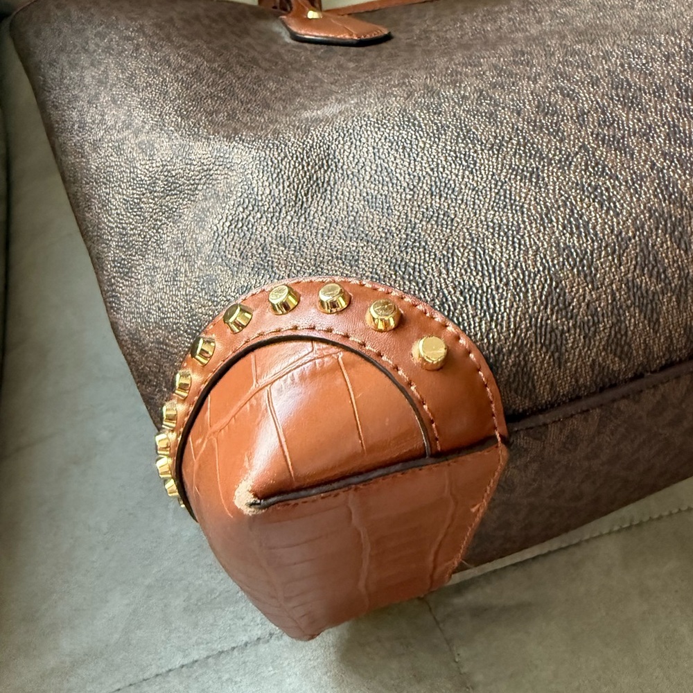 SALE🌸Michael Kors Eva Large Logo Studded CrocodileTote - Picture 10 of 11